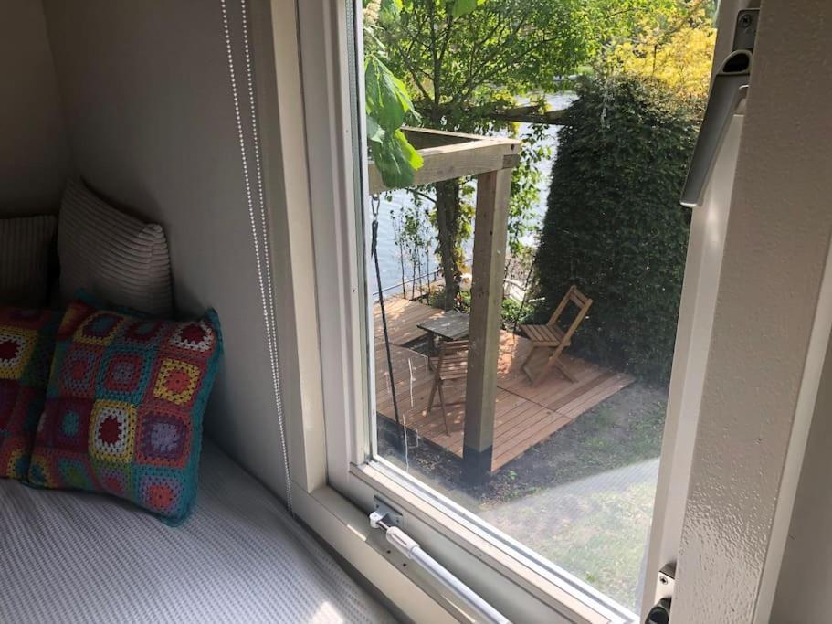 Gezellige Pipo Met Grote Schommel Aan Het Water Villa Medemblik Exterior photo