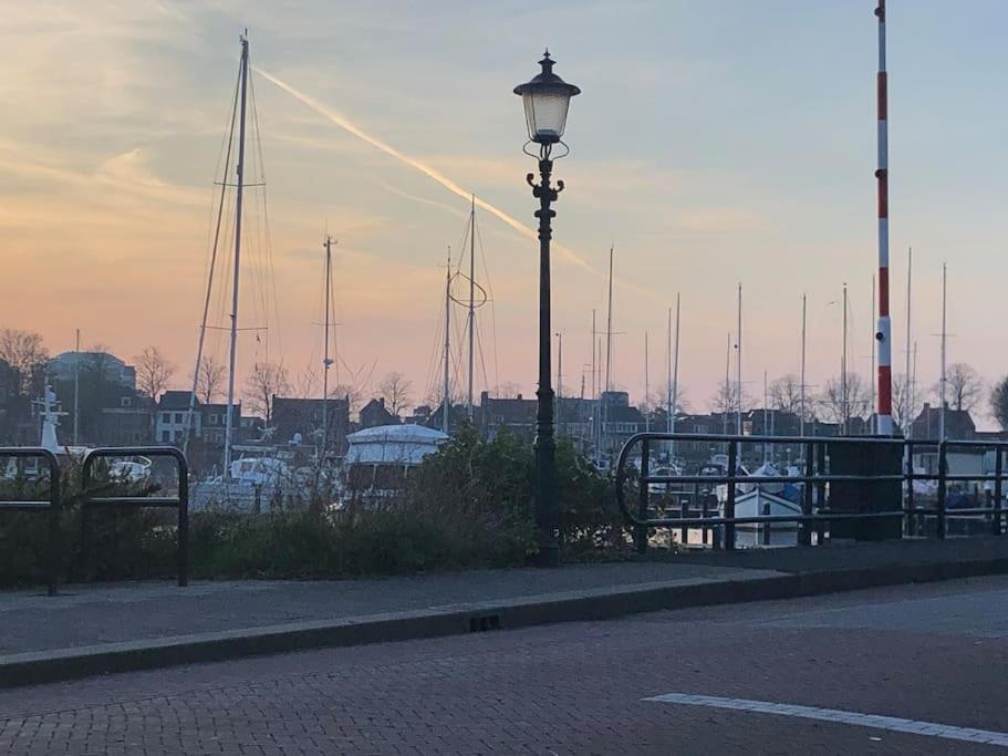 Gezellige Pipo Met Grote Schommel Aan Het Water Villa Medemblik Exterior photo