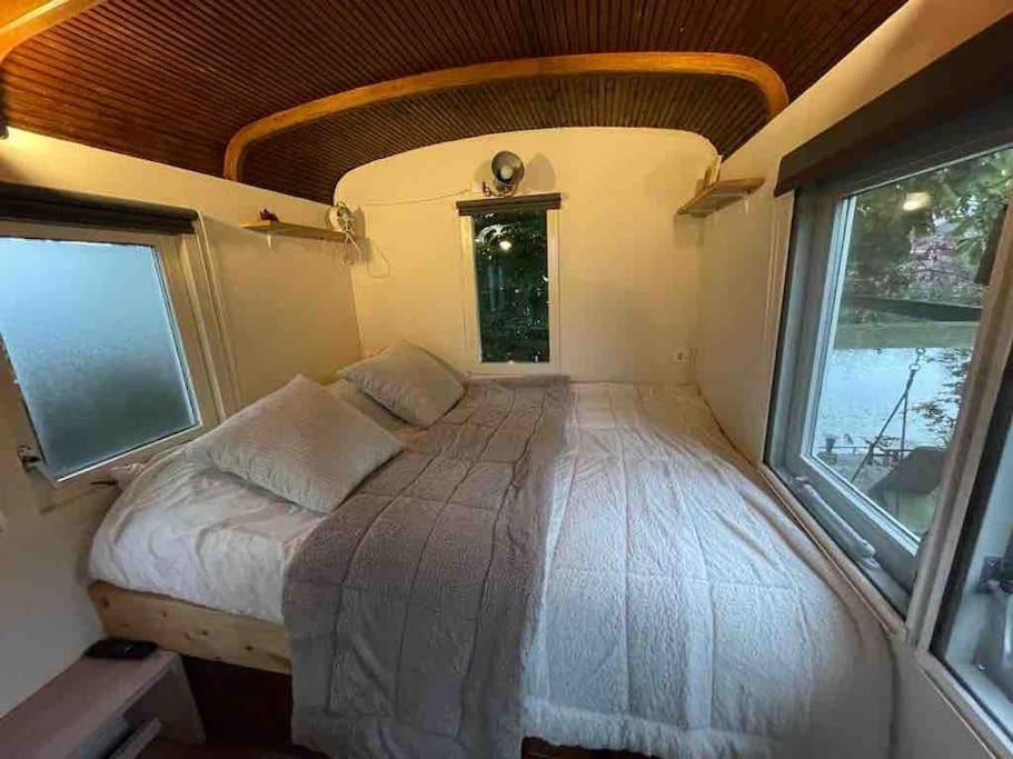 Gezellige Pipo Met Grote Schommel Aan Het Water Villa Medemblik Exterior photo