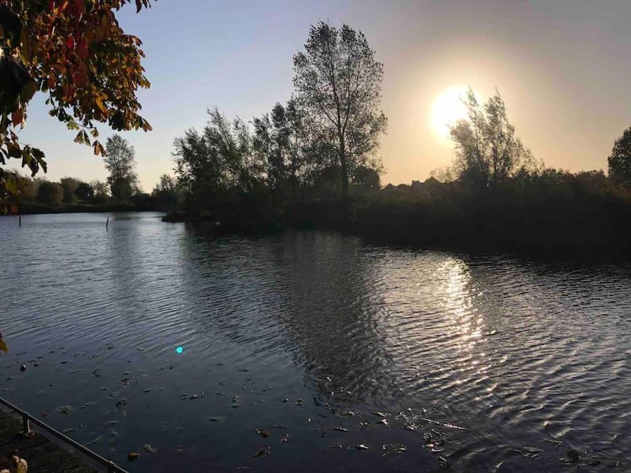 Gezellige Pipo Met Grote Schommel Aan Het Water Villa Medemblik Exterior photo