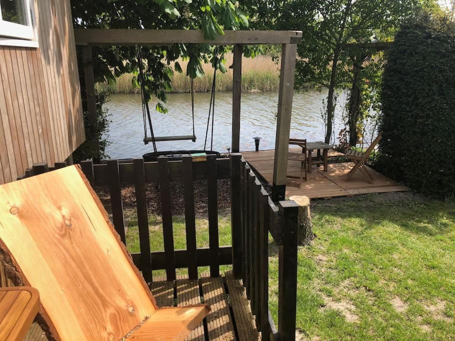 Gezellige Pipo Met Grote Schommel Aan Het Water Villa Medemblik Exterior photo