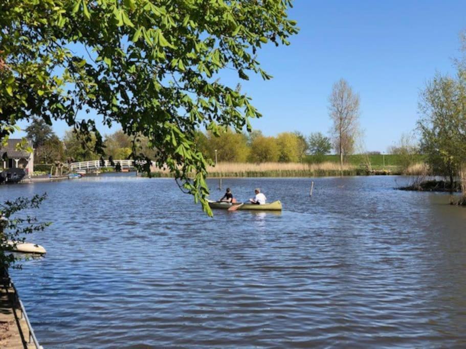 Gezellige Pipo Met Grote Schommel Aan Het Water Villa Medemblik Exterior photo